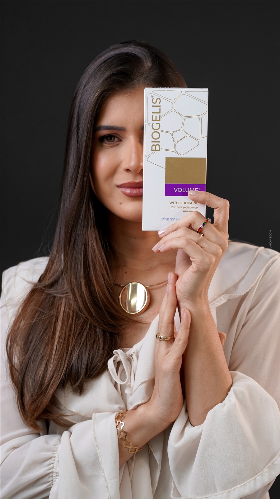Fotos de produto na estética: profissional segurando a caixa do produto em frente ao rosto, fundo preto