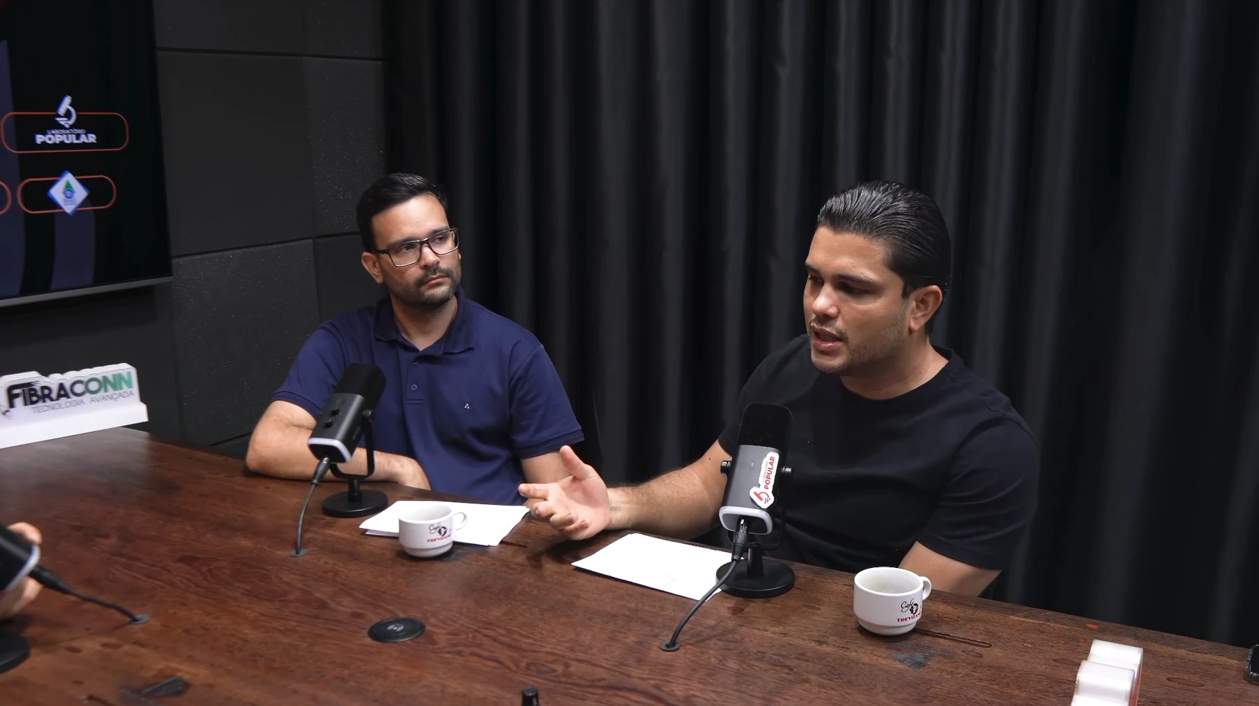 Estúdio de gravação em Ariquemes com dois convidados em entrevista