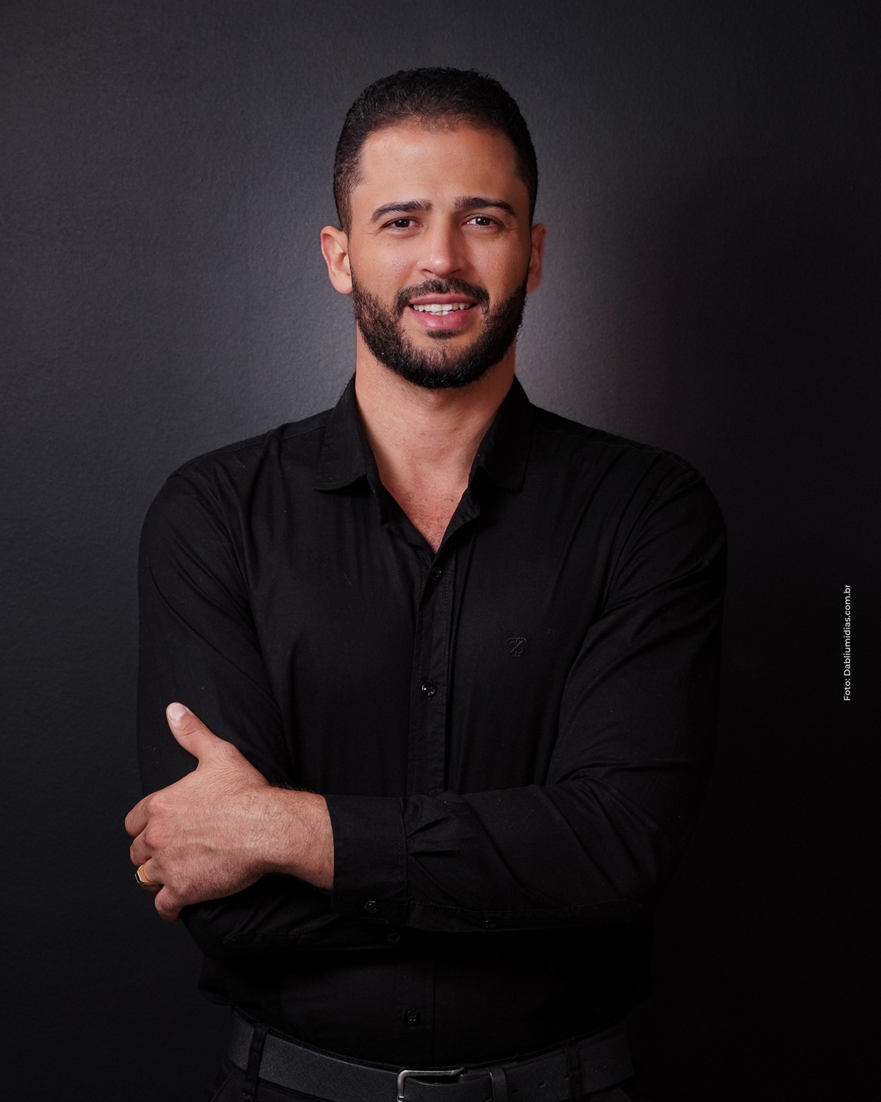 Fotos profissionais na área da saúde: Dr. Wevertton de camisa preta sorrindo em fundo escuro