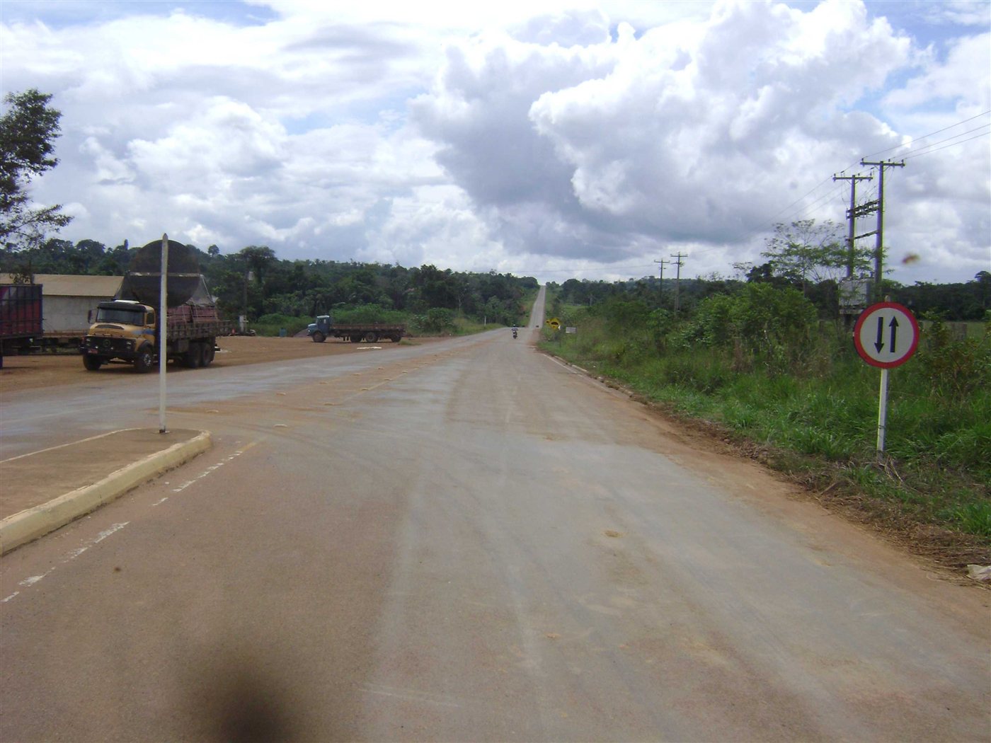 Rodovia RO-133 na saída de Machadinho d’Oeste, Rondônia