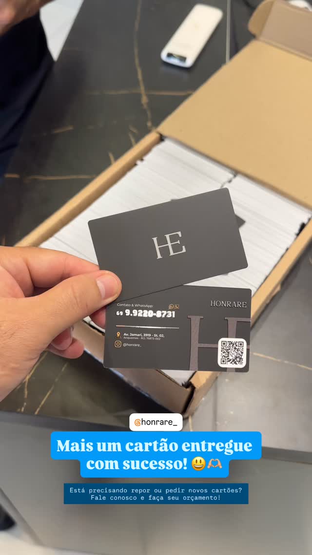 Cartão de visita escuro da Honrare com QR Code, entregue pela DABLIU Marketing