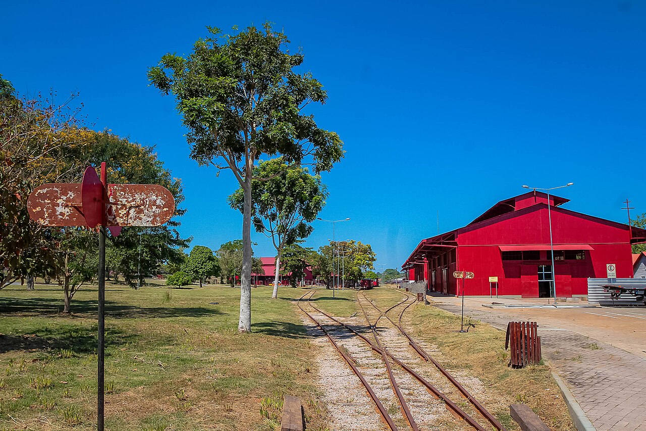 Galpões e trilhos do complexo da Estrada de Ferro Madeira-Mamoré em Porto Velho