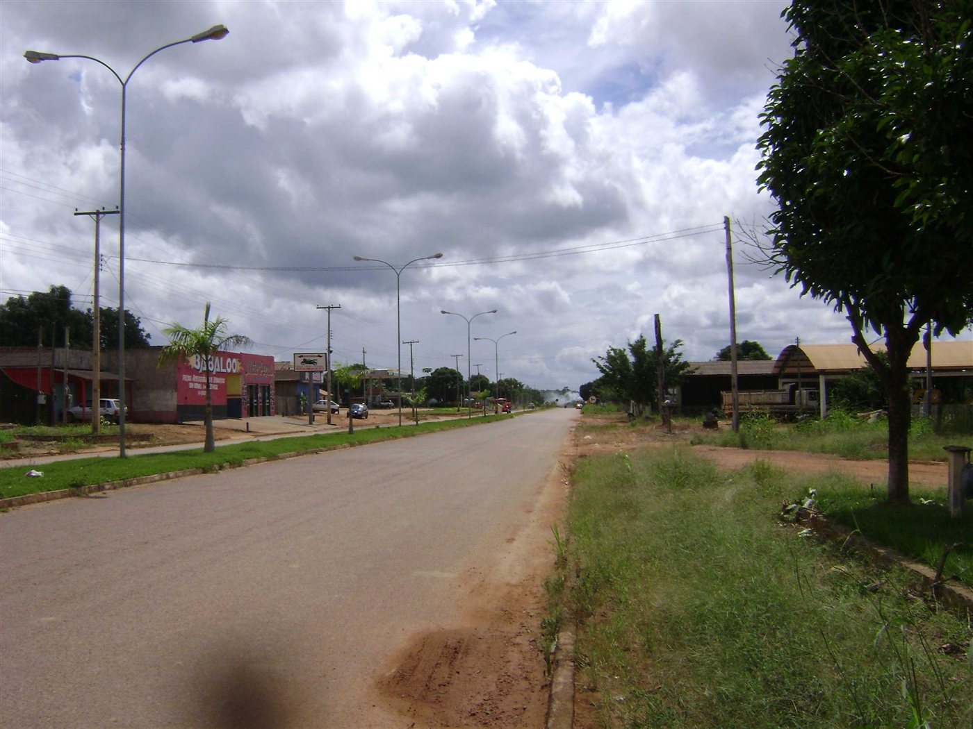 Avenida de Vale do Anari na RO-133, com comércio local