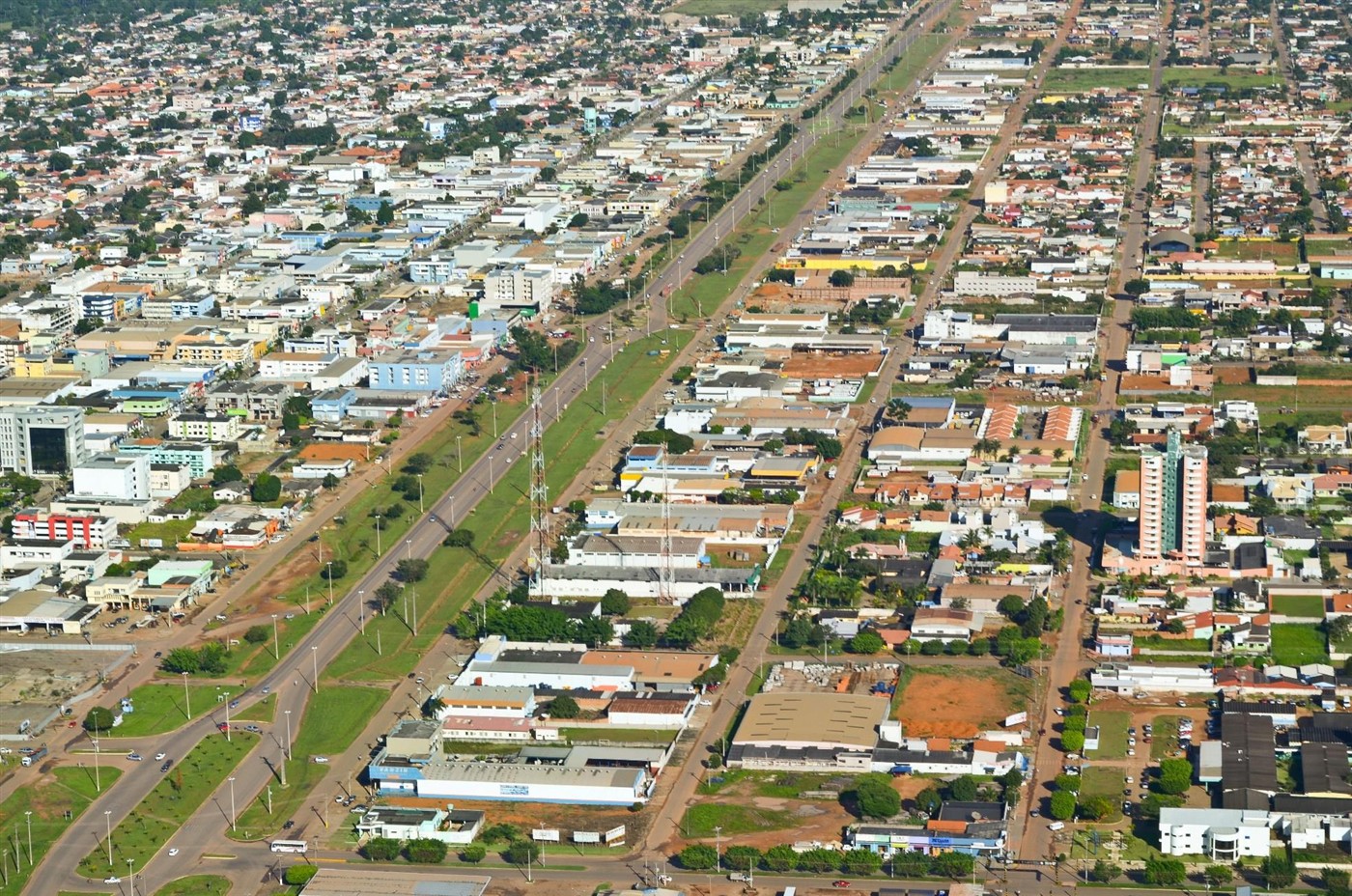 Vista aérea de Vilhena com a BR-364 cortando a cidade, onde a DABLIU, agência de marketing digital, atende empresas